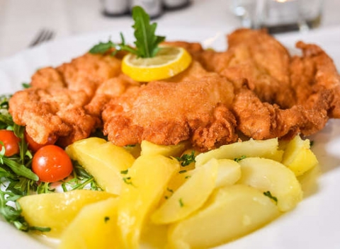 Wiener Schnitzel z teľaciny pripravený podľa originálnej rakúskej receptúry a slepačí vývar s rezancami zasýti aj veľkých jedákov.