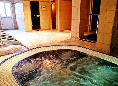 Romantika a relax pri jedinečnom termálnom jazere v Maďarsku. Wellness pobyt s raňajkami vo Villa Lira v meste Hévíz.