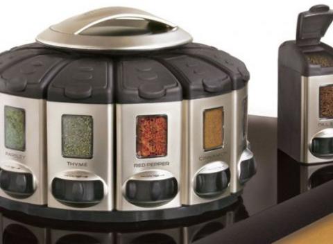 Skoncujte s neprehľadnými vreckami s korením, kde obsah vlhne a vysypáva sa. Praktická otočná sada koreničiek s automatickým dávkovaním. 