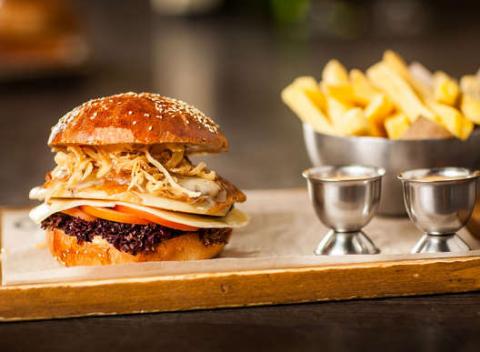 Skvelý a veľký 500 g Colorado hamburger z kvalitného hovädzieho mäsa s hranolkami a sladkou čili majonézou v Geronimo grill & bar.