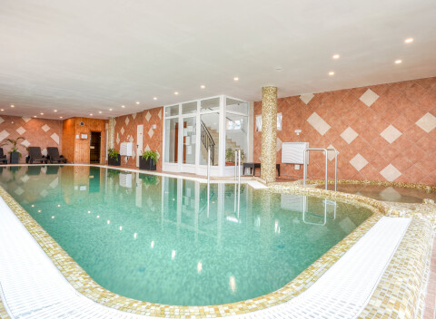 Hévíz vo Főnix Club Hoteli *** v apartmánoch so zážitkovými kúpeľmi, wellness, vínom a polpenziou.