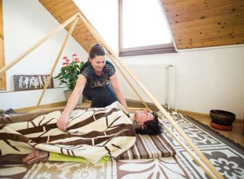 Zavrite oči a nechajte prúdiť energiu do vášho tela. Energetická aroma masáž a terapia pre 1 až 2 osoby v salóne LOTUS.