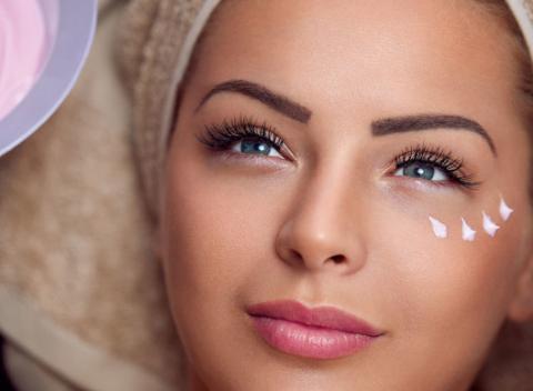 Ošetrenie pleti a maska z AHA kyselín, kyseliny hyaluronovej alebo kyseliny glykolovej. Ošetrenia vďaka, ktorým sa budete cítiť mladšie. 