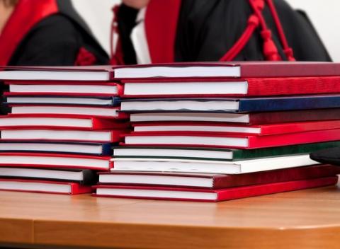 Viazanie diplomovky/bakalárky do tvrdých dosiek. Poctivá ručná práca a hĺbkové vyrážanie zaručujú dlhodobú trvácnosť potlače. 