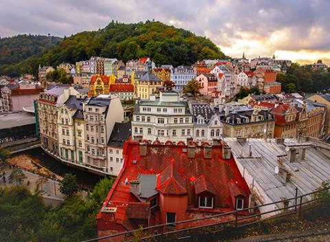 Staňte sa kúpeľnými hosťami v prekrásnych Karlových Varoch. Skvelá dovolenka v hoteli Eliška**** s polpenziou a wellness procedúrami.