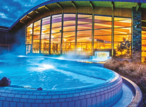 Perfektná zábava s celodenným alebo 4,5-hodinovým vstupom do moderného SPA komplexu Terma Bania v poľskej Białke Tatrzańskej.