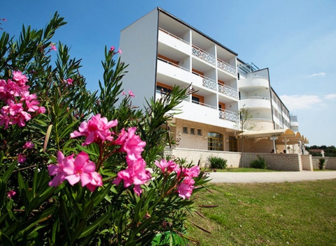 Zavítajte do čarokrásnej severnej Dalmácie a nechajte sa okúzliť prekrásnym morom, úžasnou prírodou. Pobyt v Hoteli Alba*** s polpenziou.