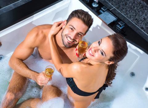 Urobte niečo pre vaše zdravie! Kráľovský wellness balík pre dvoch - privátna sauna, vírivka, masáž, sekt Hubert DeLuxe, ovocná misa.