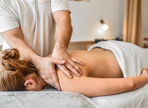 Vychutnajte si kvalitnú masáž v priestoroch 4* hotela Bratislava. Čiastočná 30-min. či celotelová hodinová masáž vám uľaví v každom smere. 