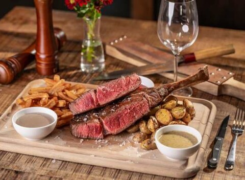 La Boo Restaurant: Šťavnatý tomahawk steak s prílohou pre 2 osoby.