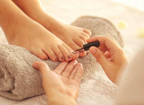 Klasická mokrá alebo suchá pedikúra s hydratačným zábalom na chodidlá.