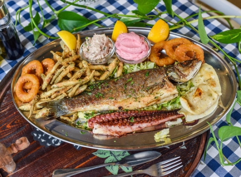 Grécke morské alebo mäsové špeciality z grilu. Menu pre dvoch je skvelá príležitosť preniesť sa do Grécka.