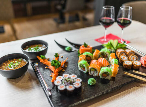 Sushi sety so sebou take away z VieTown. Luxusný s najlepšími ingredienciami, vhodný aj na Valentína.