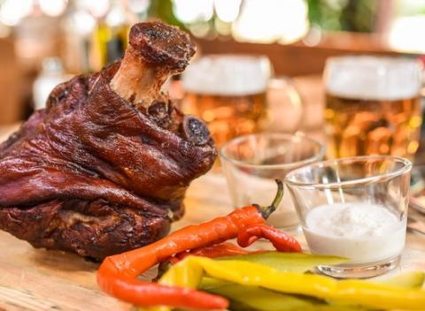 Pochutnajte si na vynikajúcom grilovanom kolene s prílohami a zapite to kvalitným pivom Pilsner Urquell v reštaurácii Alfa. 