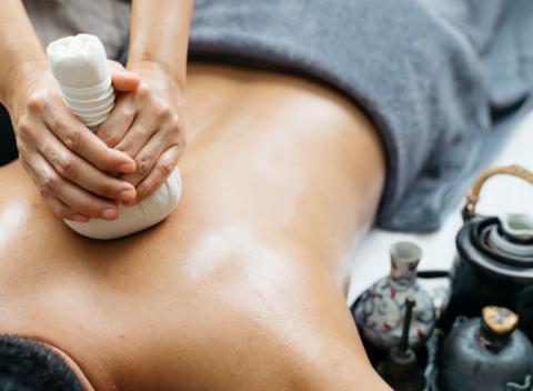 Relaxačné celotelové masáže s nahriatym bylinkovým olejom. Výrazne pomáhajú pri zvýšenej duševnej námahe, depresiách a strese. 