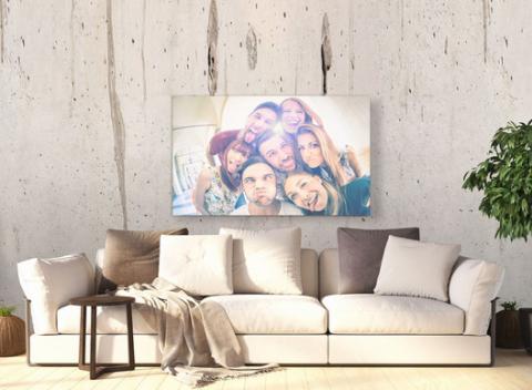 Spomínajte na krásne chvíle vo veľkom – vďaka kvalitnej veľkoformátovej digitálnej tlači na plátne alebo odľahčenej PVC doske. 