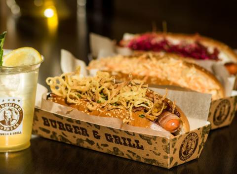 Americký hot dog a domáca bazová limonáda. Americký hot dog je tradičný párok v rožku dotiahnutý do dokonalosti... tak si ho doprajte aj vy!