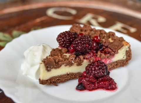 Čokoládový cheesecake a káva. Doprajte si sladkú siestu v reštaurácii Taverna, ktorá vás svojím dizajnom prenesie rovno do slnečného Grécka.