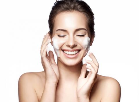 Ošetrenie pleti, masáž tváre, úprava, farbenie obočia a mihalníc. Nechajte svoju pleť rozmaznávať v beauty centre Wellness One. 