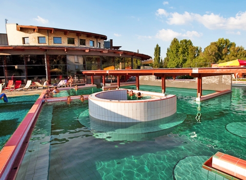 Idylická dovolenka v maďarskom kúpeľnom meste Győr. Pobyt pre 2 s raňajkami, saunou a vstupom do moderných kúpeľov v Penzióne Kiskút Liget. 