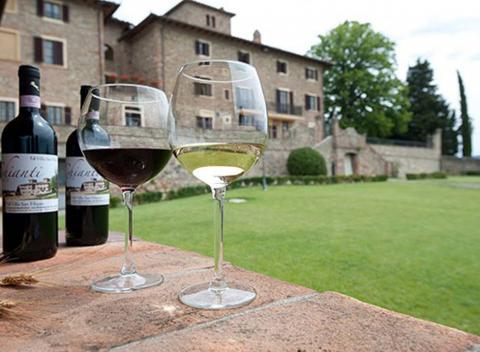 Luxusný relax v Toskánskych viniciach s raňajkami. Relaxujte spolu s deťmi pri bazéne, pri víne v krásnom prostredí v 4* Villa san Filippo.