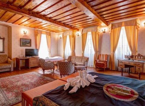 Pastva pre milovníkov historickej architektúry a nádhernej v Banskej Štiavnici. Pobyt priamo v centre mesta v penzióne Cosmopolitan.