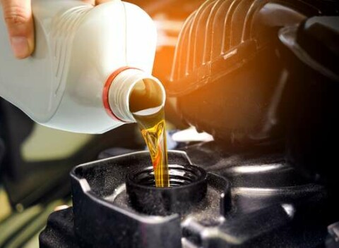 Výmena oleja + olejového filtra s možnosťou použitia vlastného materiálu.