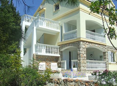 Relax pri azúrovom Jadrane. Aktívna dovolenka s polpenziou a ubytovaním 300m od pobrežia vo Villa Santa Maria - Paklenica Starigrad. 