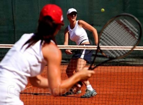 Poďte sa vyvetrať a zahrajte si tenis pod holým nebom. Prenájom tenisového kurtu za kúpaliskom Matador či tréning s trénerom.
