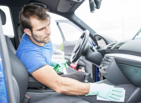 Keď aj stopár schová pred vami tabuľku je čas na generálne vyčistenie auta. Exteriérové + interiérové ručné umytie auta + nano technológie.