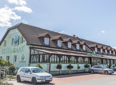 Maďarsko neďaleko historického Györu: Land Plan Hotel *** so saunou a polpenziou + welcome drink.