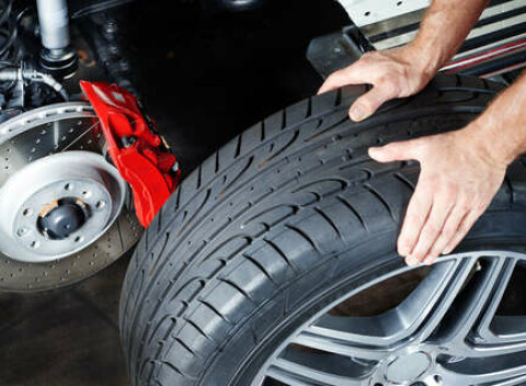 Kompletné prezutie alebo prehodenie pneumatík s materiálom v cene.