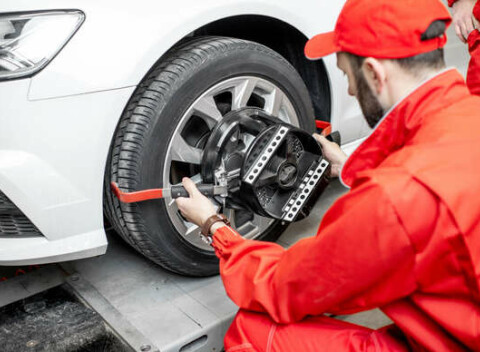 Nastavenie zbiehavosti prednej aj zadnej nápravy vozidla pomocou 4 kamier od priemeru 16'' a viac.