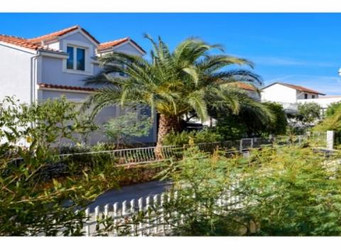 Užite si slnko, priezračné more a nekonečný relax na ostrove Hvar v Chorvátsku. Pobyt v apartmánoch Osvit vzdialených 800 m od mora.