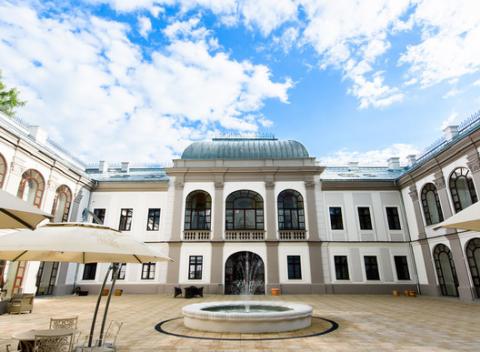 Vychutnajte si kráľovský oddych pre dvoch s polpenziou v hoteli Gino Park Palace**** v historickej budove barokového kaštieľa z roku 1612.