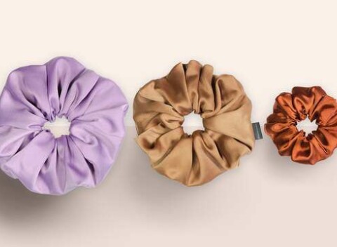 Scrunchies - látkové gumičky do vlasov z kvalitného saténu v rôznych veľkostiach.