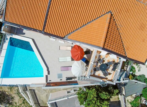 Karlobag len 400 m od pláže pre 4-6 osôb v Apartmánoch Kathy s vonkajším bazénom + vybavená kuchyňa.