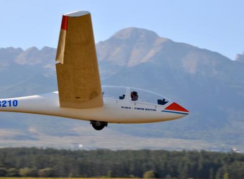 Spoznajte Vysoké Tatry z vtáčej perspektívy - let vetroňom na vlnách teplého vzduchu. Zážitok, na ktorý sa nikdy nezabúda.