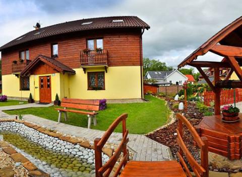 V malebnom horskom prostredí s prekrásnym výhľadom na Nízke Tatry vám Vila Horal ponúka pobyty k odpočinku i k aktívnej dovolenke.