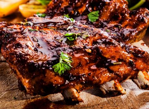 Vynikajúca grilovaná pochúťka s bohatou prílohou na vás čaká v Atelier Caffe & Restaurant. Kilo grilovaných rebierok s americkými zemiakmi.