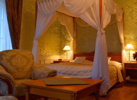 Doprajte si dovolenku ako kráľ. Romantický pobyt pre dve osoby s raňajkami a degustáciou vína v Zámeckom hoteli Lednice**** na Morave.