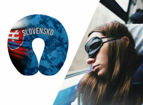 Pohodlný cestovný vankúš vo farbách slovenskej trikolóry.