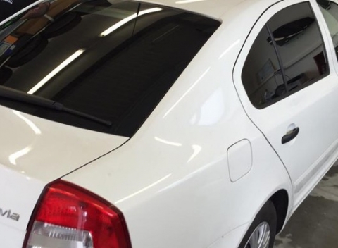 Inštalácia autofólií na okná auta - tónovanie skiel. Fólie zaručujú neskreslený výhľad z automobilu a zabraňujú prieniku slnečných lúčov.