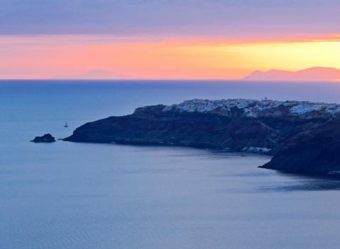 Objavte klenot Egejského mora, grécky ostrov Santorini. Exkluzívne ubytovanie v La Maltese Oia Luxury Suites***** s raňajkami. 
