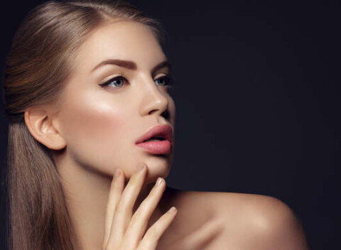 Permanentný make-up s microbladingom - zvodné obočie alebo pery.