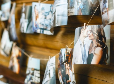 Nenechajte svoje spomienky zapadnúť prachom v počítači alebo vo vašom iPhone. Tlač 40 fotografií vo veľkosti 9×13cm či 10×15cm.