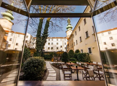 Vydajte sa na potulky po Bratislave a ubytujte sa v Hoteli Michalská Brána v centre mesta.