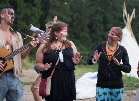 Letný indiánsky tábor, jedinečná príležitosť stretnúť sa pri táborovom ohníku uprostred prérie.