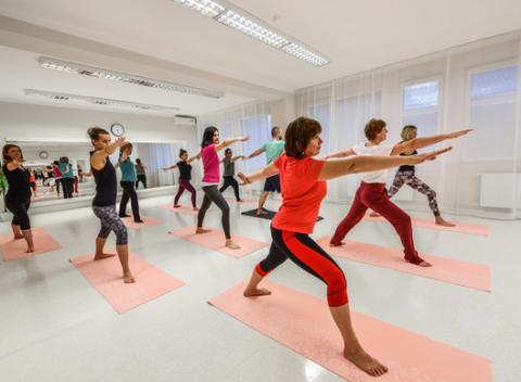 Joga určená pre aktívnych ľudí v ZS Fedinova - Klinika Zdravia. Jogové cviky – asany pozitívne ovplyvňujú nielen telo, ale aj myseľ.