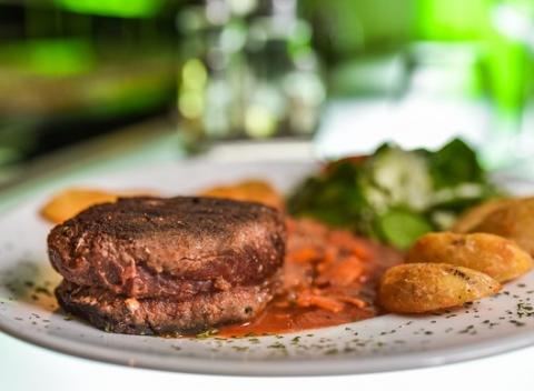 Kvalitný, lahodný, šťavnatý... steak z pravej sviečkovice s prílohou a omáčkou podľa výberu v reštaurácii hotela Gaudio.